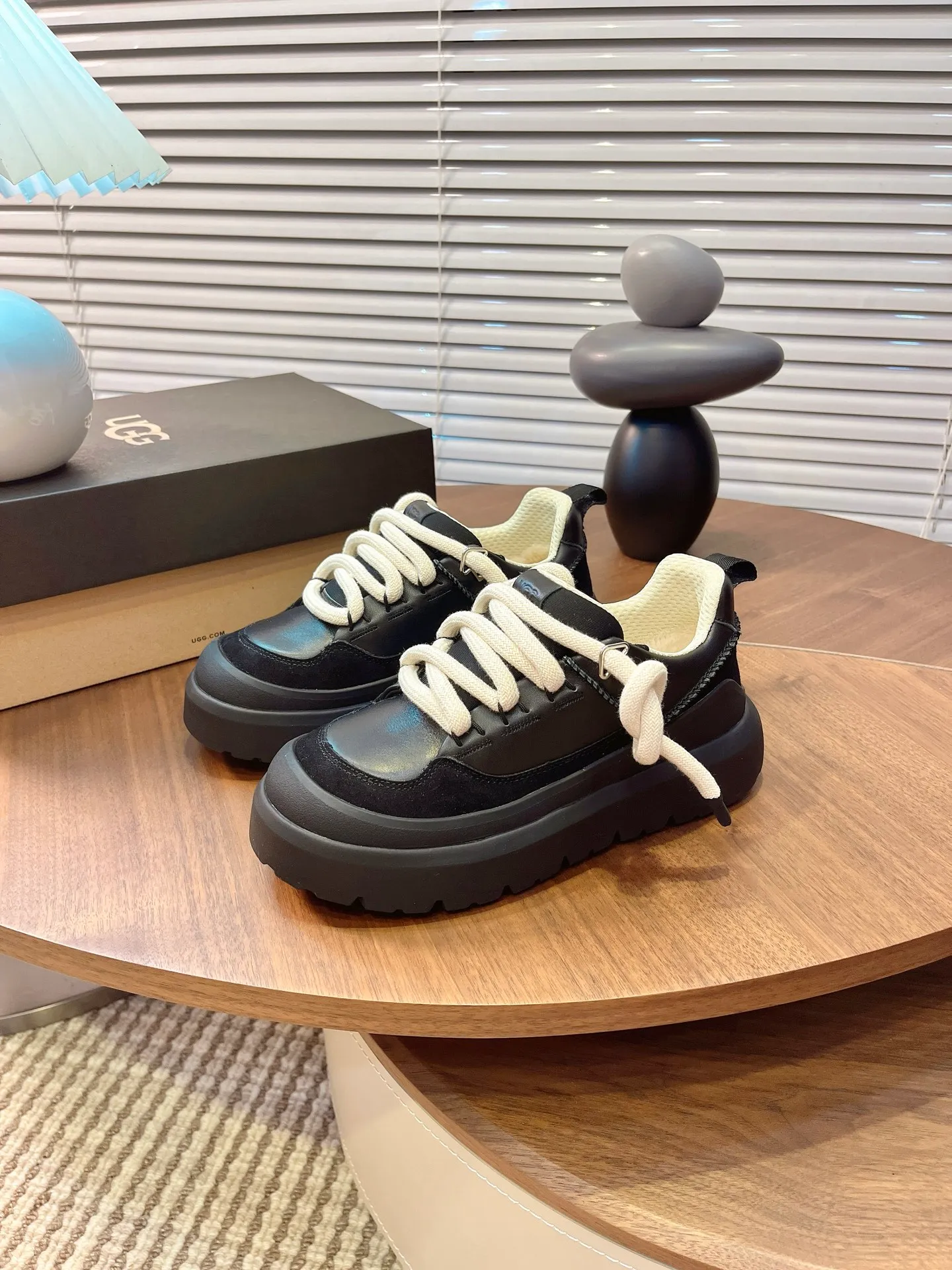 [UGG] P: 600💰 Couple shoes Size: Women's size 35-40 / Men's size 40-44 ugg top quality G131 What you see is what you get UGG new autumn and winter couple series cotton shoes snow boots cotton shoes fur shoes As a leading brand, this new pair also continues its consistent concept of comfort. It is light and comfortable on the feet, as if stepping on clouds. Moreover, its sole is made of EVA material, which is non-slip and wear-resistant. It is stable whether walking or running. You no longer have to worry about tired feet from walking! In addition to comfort, the design of this new pair is also super fashionable! The simple lines and smooth tailoring can be matched with both casual wear and formal occasions. Moreover, the plush decoration on the upper is the finishing touch, making the whole pair look more cute and playful. It is definitely a must-have item for trendy women! Upper: nubuck leather lining: wool